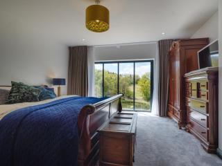 Inviting 5-Bed House with fishing lake in Devizes - Devizes - 3