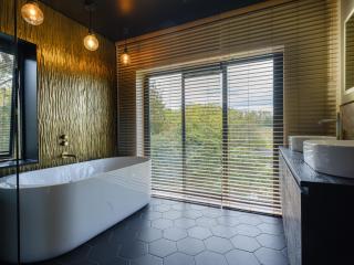 Inviting 5-Bed House with fishing lake in Devizes - Devizes - 1