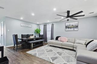 4 Bedrooms Brick Retreat with Gameroom & Backyard - Grand Prairie - 3
