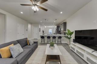 Your Vibrant Dallas Getaway Home - 6