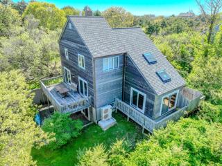 Walk to Beach w Roof-Level Deck - Truro - 8