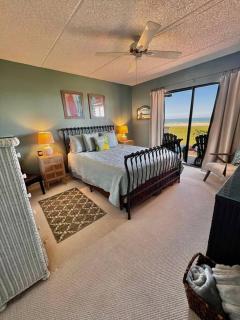 Ocean Front 2BR Condo Amazing Sunrise View - 8