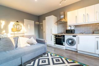 Glorious 2 - bed Flat with Free Parking - Birmingham - 1