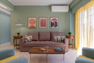 Elegant Escape 2BR BA Sunny Apt - 0