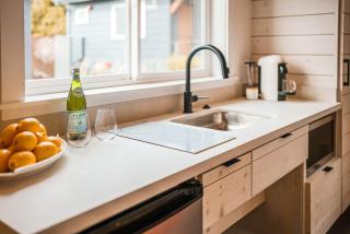Longboard Studio includes King Bed and Kitchenette - Stinson Beach - 3