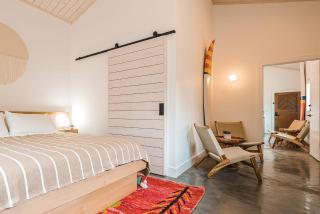 Longboard Studio and Funboard Room includes King Bed and Kitchenette plus King Murphy and Mini Kitchenette - 6