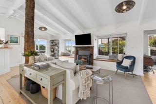 Oceanside haven opposite the surf beach - 9