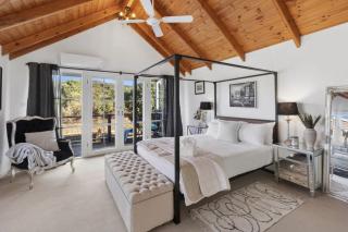 Oceanside haven opposite the surf beach - 3