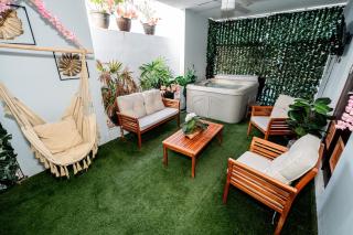Spacious Retreat with Private Jacuzzi and Terrace - 9