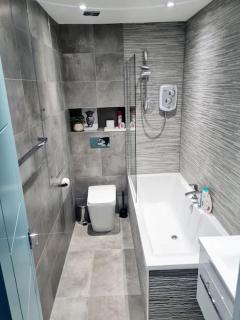 Lovely house with back garden - PRIVATE driveway - 4