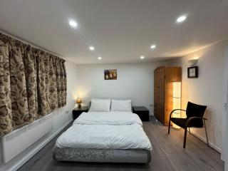 Newly decorated Studio Flat - 7