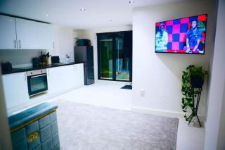 Perfect 1 Bed Apartment Sleeps 5 1 Kingsize bed 1 double Sofabed One Single Mattress Free Parking Wifi good transport network shopping Holiday Makers Families Contractors in North London - 3