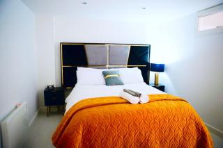 Perfect 1 Bed Apartment Sleeps 5 1 Kingsize bed 1 double Sofabed & Foldable Single bed Free Parking Wifi good transport network shopping Holiday Makers Families Contractors in North London - 2