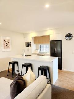 Central Home with Internal Garage - Close to CBD! - Christchurch - 7