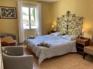 Comfortable villa with jacuzzi - 8
