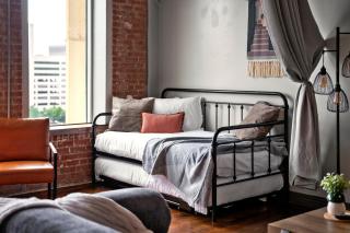 Bright and Modern Downtown Loft with Skyline Views, Free Valet, Gym - Dallas - 3