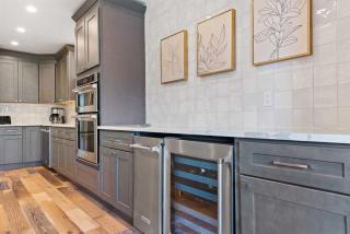 Luxury 3 Bedroom Condo In The Heart Of Bc Village - 4
