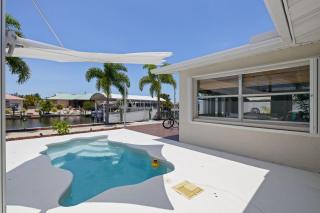 Waterfront Bungalow with Pool and Bikes in Matlacha - 0