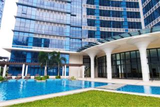 Executive Stay with Balcony & Malls at Uptown BGC - 2