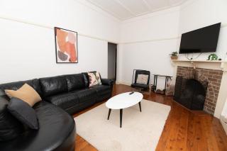 Lords Cottage Charming CBD Home, Pet Friendly - 1