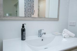 Blue Door Apartment 2 - Spacious CBD Apartment - Orange - 3