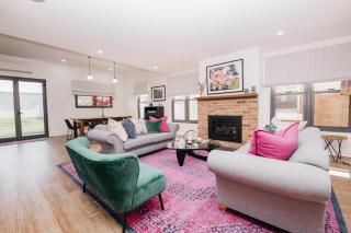 Dimby Cottage Beautifully Restored Heritage Home - Orange - 9