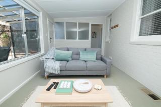Sweet Caroline Sunny & Spacious Sleeps 6 - Orange - 3