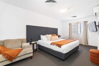 Large Luxe Penthouse fully equipped Perth CBD - 7