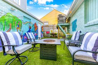 Mardi Gras Patio 2BR 8mins to Canal St - New Orleans - 0