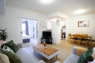 1Brd Apt close RAC Arena with Pool and WiFi - 9