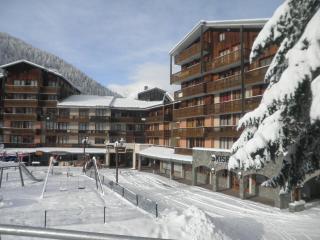 Appartement rénové 2 pièces pour 4 pers, balcon, proche télécabine, commerces, et écoles de ski - FR-1-561-33 - 2