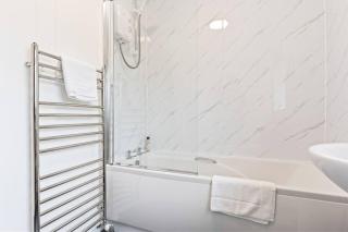 Victoria House - Central Location - Free Parking, Fast Wifi, SmartTV with Netflix by Yoko Property - Loftus - 3
