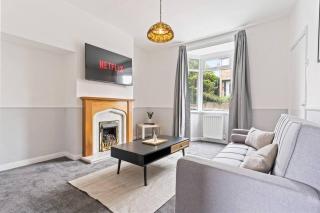 Victoria House - Central Location - Free Parking, Fast Wifi, SmartTV with Netflix by Yoko Property - Loftus - 2