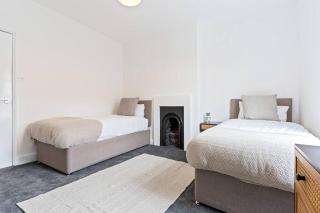 Victoria House - Central Location - Free Parking, Fast Wifi, SmartTV with Netflix by Yoko Property - Loftus - 6