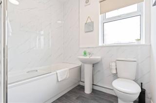 Victoria House - Central Location - Free Parking, Fast Wifi, SmartTV with Netflix by Yoko Property - Loftus - 4