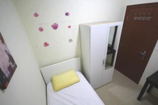 Roomy Dubai Hostel Small Rooms and Partitions at Marina - Dubai - 7