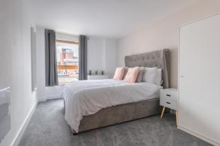 Stunning City Centre Water VIews 2 Bed 2 Bath FREE PARKING - 3