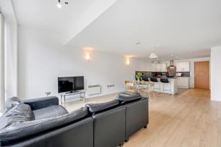 The Railway Pass The Keys Modern 2-Bed Apartment in Central Altrincham - 8