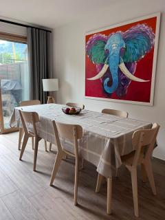 Modern 3 bedroom apartment close to lifts - 4
