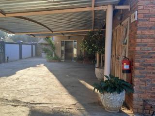 The Royl Guesthouse - 8