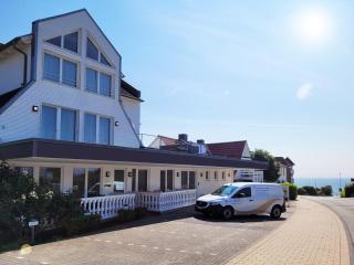 Ferienwohnung mit Meerblick und Terrasse - Nur 50 Meter zum Strand - inklusive eigenem Parkplatz und Fahrradunterstellplatz - Sierksdorf - 8