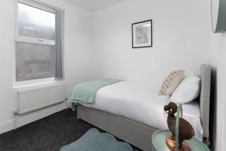 Saxony House - Air Host & Stay - Free Parking - Liverpool - 4