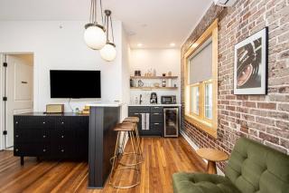 King Bed Stylish Studio in Heart of Downtown Room # 200 - 4
