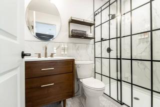 King Bed Stylish Studio in Heart of Downtown Room # 200 - 1