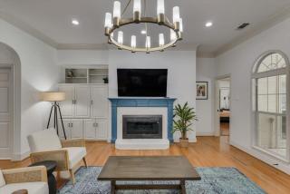 Amazing Luxury 5 Bedrooms Home with Private Pool - Richardson - 3