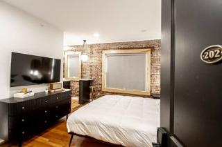 Heart of Downtown, Walk to Bathhouses, Restaurants Room # 202 - 4