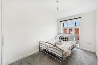 Pass The Keys Stylish 2 Bedroom Apartment on Altrincham High Street - 5