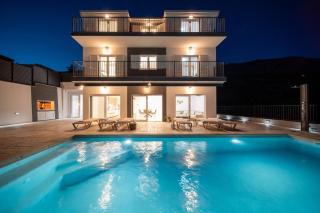 Luxurious 7-Bedroom Villa MI with Private Pool, 500m from the Beach - Sumpetar - 0