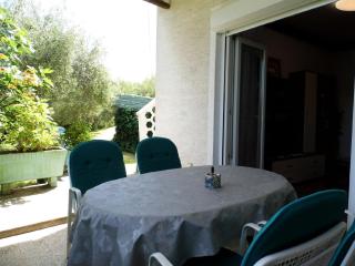 schöne Wohnung im Erdgeschoss, geeignet für Kinder Es hat schöne Terrasse und großen geräumigen Garten mit Grill - Malinska - 6
