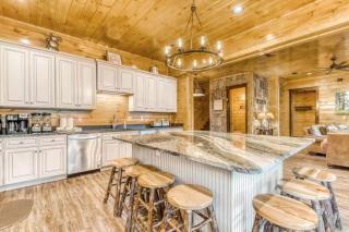 The Great Dogwood Manor by Stony Brook Cabins - 3